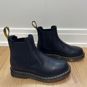 Dr. Martens Grizzly Fleece Lined Chelsea Boots Women’s size 8 or Men’s size 7